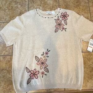 Women's Alfred Dunner Taupe
With Floral Accents Short Sleeved Sweater 2X NWT